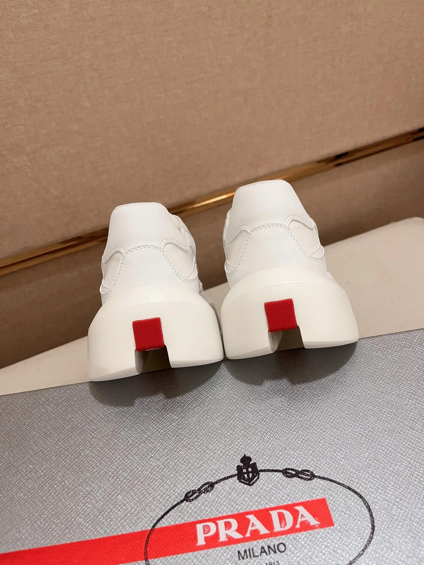 Factory price 620💰 ✔️✔️✔️Higher version High-quality new PRADA (Prada) counters are launched simultaneously. New men's shoes and 😘fabric are made of high-tech glue-spraying technology. Lining: Full cowhide lining. 👍🏿 High-end ☄️ air-cushion molded anti-slip rubber outsole, exquisite lines, simple and elegant, comfortable and high-end for leisure travel. Code number: 38 to 45 (can be customized to 46 to 47, non-refundable)